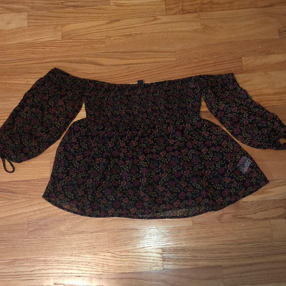 Off the shoulder American eagle shirt